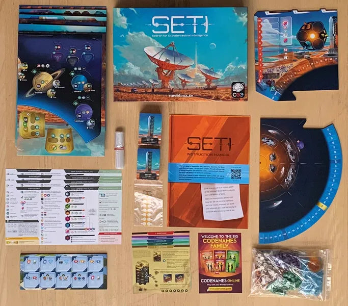 Vista dall’alto del setup completo di SETI: plancia modulare, componenti colorati e carte missione