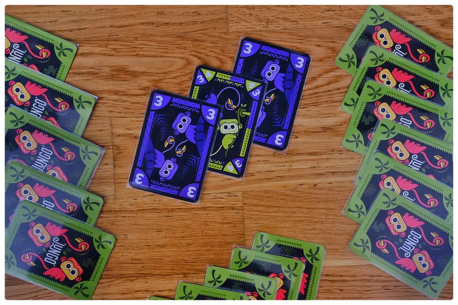 Con Jungo, ogni partita è una nuova sfida. Un gioco da tavolo con carte strategiche in cui ogni decisione è cruciale per espandere il tuo potere. Jungo è il gioco perfetto per appassionati di giochi di carte e strategie complesse, dove ogni mossa ti avvicina alla vittoria.