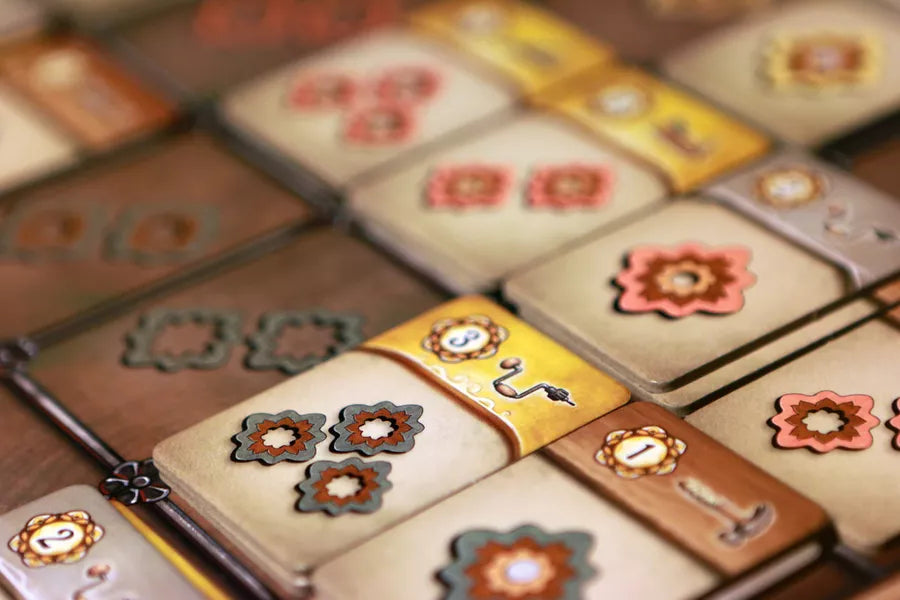 Immergiti nel mondo dell'arte con Intarsia, il gioco da tavolo che ti permette di costruire capolavori, pezzo dopo pezzo. Con regole facili da apprendere ma una profondità strategica che ti terrà impegnato, Intarsia è perfetto per chi cerca un gioco da tavolo che stimoli la mente e la creatività.